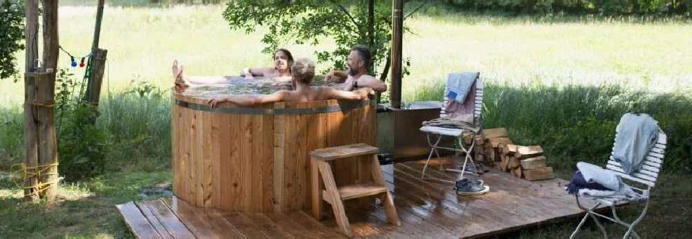 Drei Personen in einem Außenwhirlpool